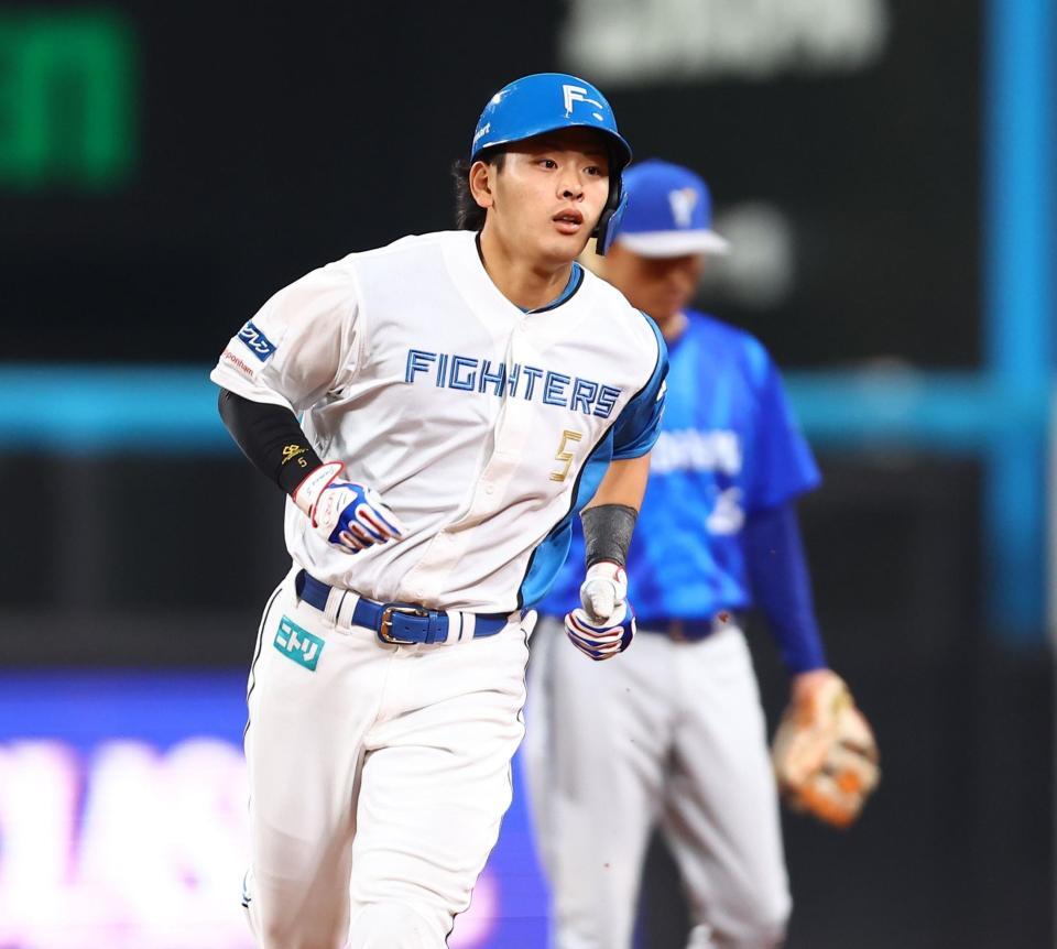 ２回、同点２ランを放ち、ダイヤモンドを回る野村（撮影・中島達哉）