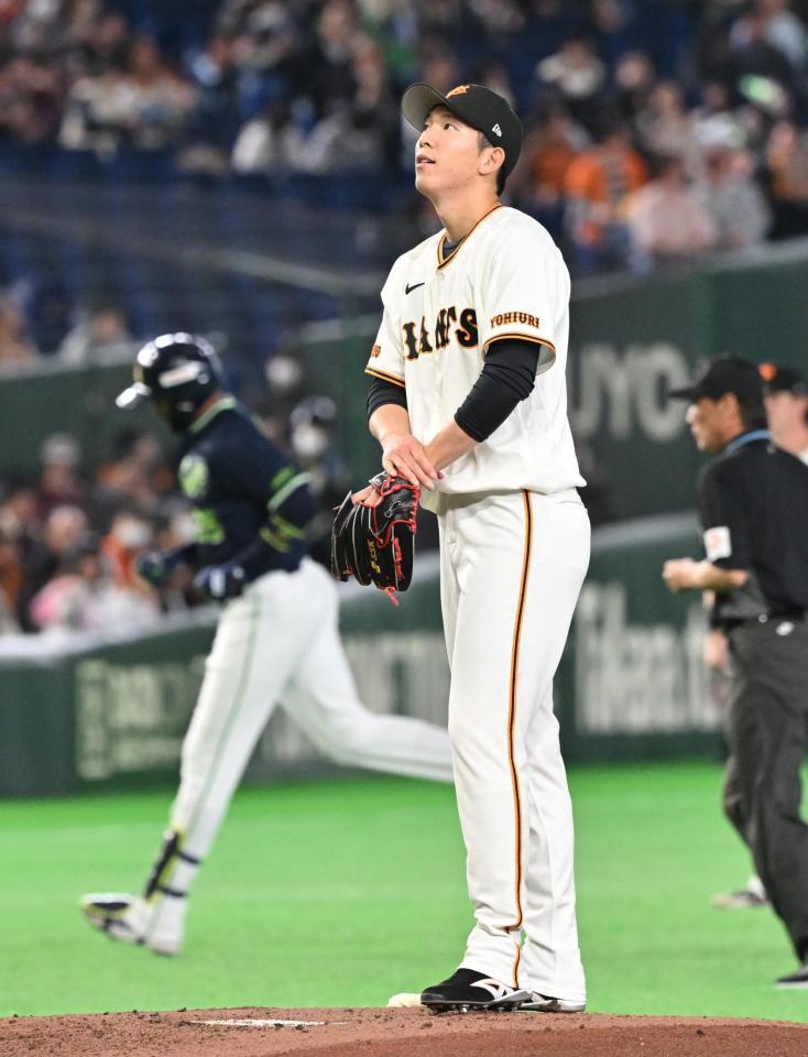 １回、ヤクルトのサンタナ㊧に先制ソロを打たれた戸郷