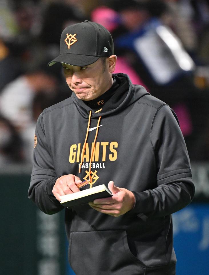 ５回を終え、選手交代を告げる阿部監督