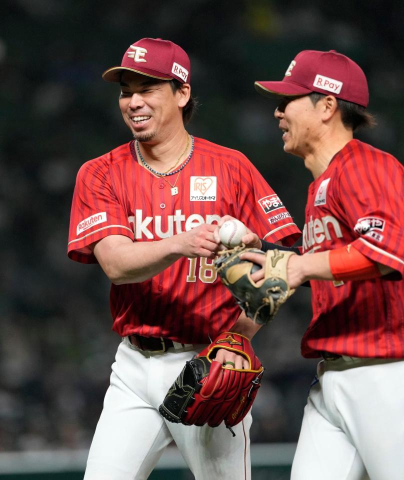 ６回無失点と好投した楽天先発の前田健（左）