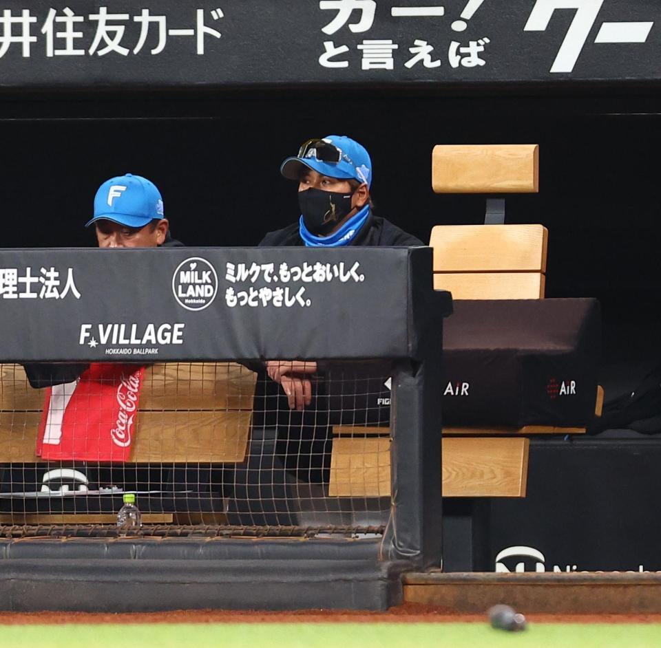 ４回、五十幡のファンブルで勝ち越しを許し、厳しい表情の新庄監督（中央）＝撮影・中島達哉