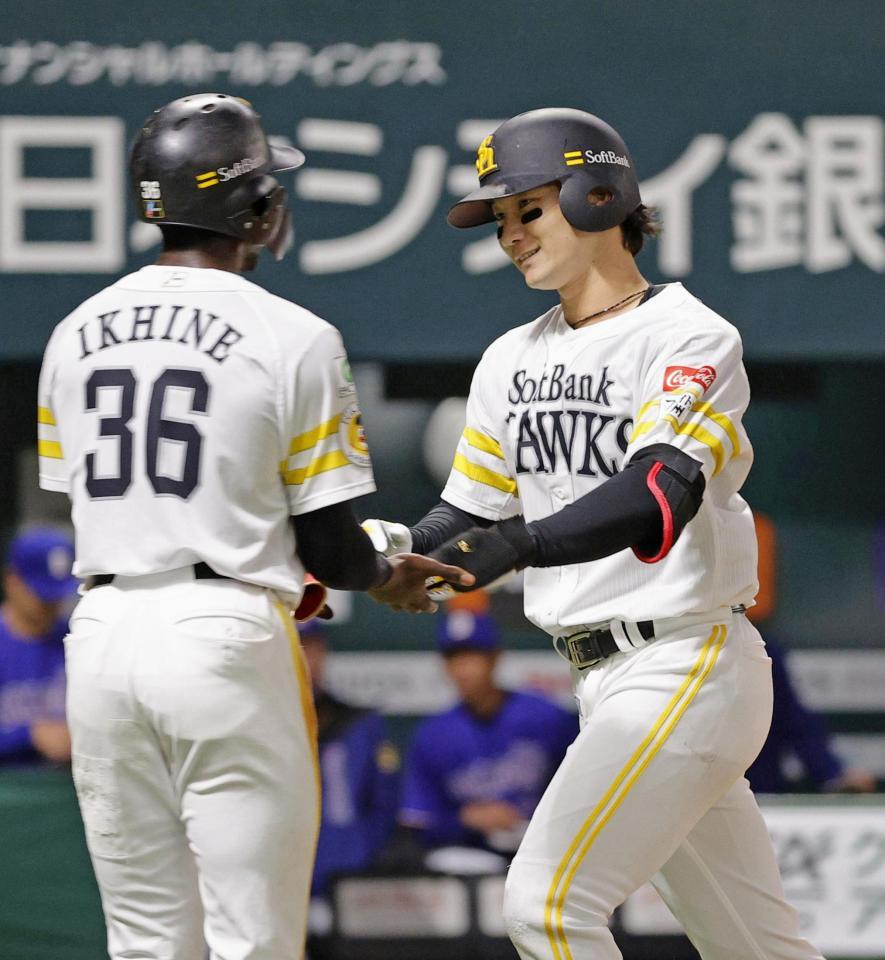 　７回、３ランを放ちイヒネ（左）とタッチを交わす正木