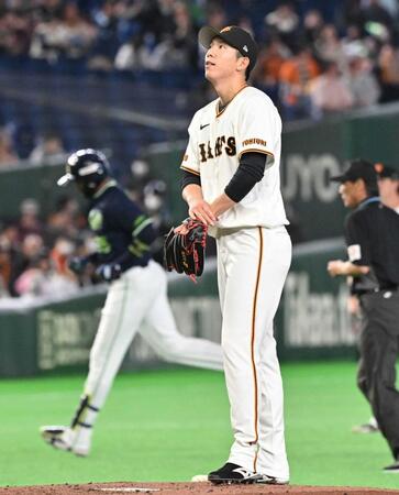 　１回、サンタナ（左）に先制ソロを打たれた戸郷