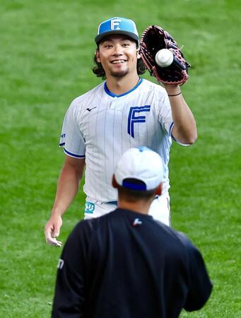 　試合前のキャッチボールを終え、笑顔を見せる伊藤（奥）＝撮影・中島達哉