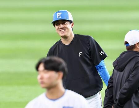 チームに合流し、笑顔を見せる北山（撮影・中島達哉）