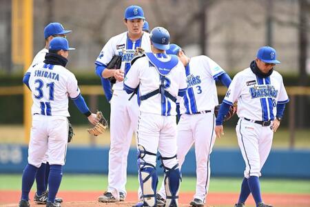 ３回、秋山に四球を与えピンチを招いた藤浪（中央）＝撮影・開出牧