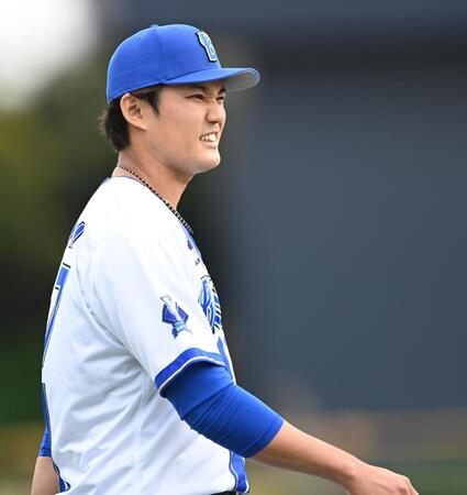 ３回、一塁へのけん制悪送球で追加点を許し顔を歪める藤浪（撮影・開出牧）