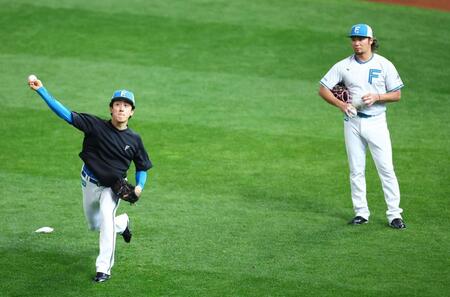 キャッチボールをする北山（右は見守る伊藤）＝撮影・中島達哉