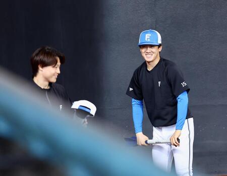 チームに合流して山崎（左）と言葉を交わし、笑顔を見せる北山（撮影・中島達哉）