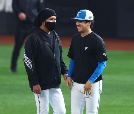 試合前、北山（右）に声を掛ける新庄監督（撮影・中島達哉）