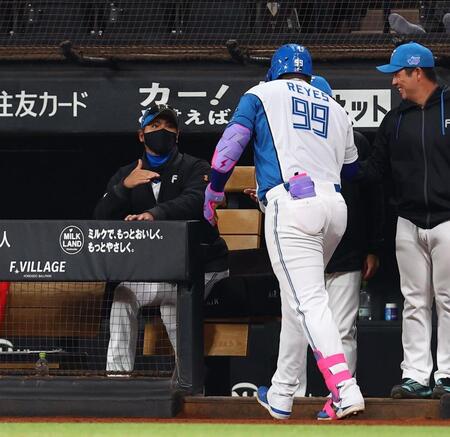 １回、同点ソロを放ったレイエス（９９）を迎える新庄監督（撮影・中島達哉）