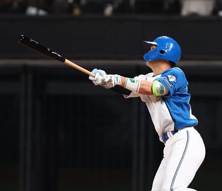 ４回、勝ち越し２ランを放つ郡司（撮影・中島達哉）