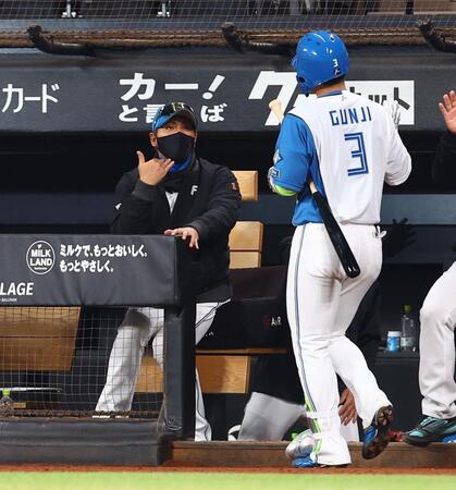 ４回、勝ち越し２ランを放った郡司（３）を迎える新庄監督（撮影・中島達哉）