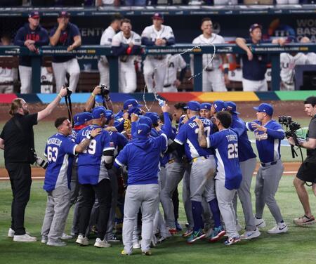 初優勝を決め、喜ぶベネズエラナイン（撮影・伊藤笙子）