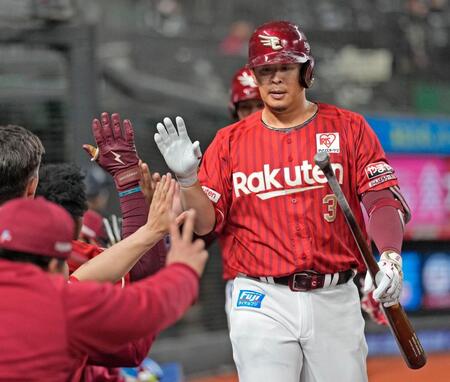 ６回、２ランを放ちベンチ前で迎えられる浅村