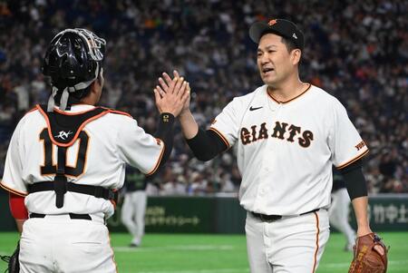 ３回ヤクルト打線を抑えきり甲斐（左）と田中将はハイタッチを交わす（撮影・持木克友）