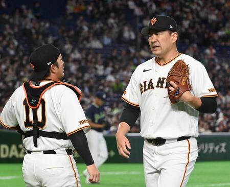 １回を抑え甲斐（左）から声をかけられる田中将（撮影・持木克友）