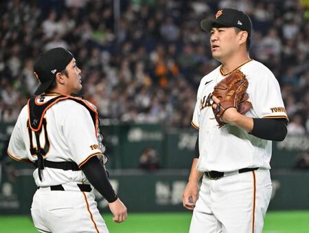 １回表を終えベンチに戻る田中将（右）、甲斐のバッテリー