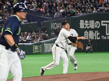 １回、オスナを投ゴロに仕留める田中将（撮影・持木克友）