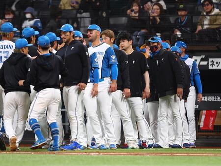 ＤｅＮＡに勝利をあげ、ナインを迎える新庄監督（右）＝撮影・中島達哉