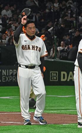 ヤクルトを破りスタンドの声援に応える阿部監督（撮影・持木克友）