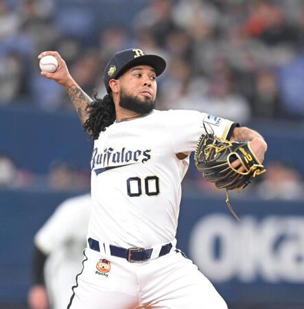 力投する先発のエスピノーザ（撮影・飯室逸平）