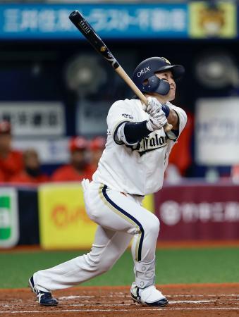 　２回、右越えに３ランを放つオリックス・西野＝京セラドーム