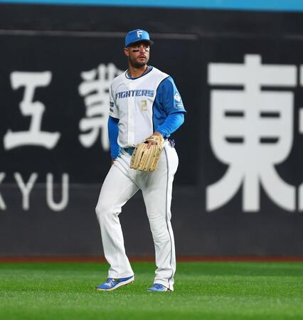 ６回からレフトの守備につくマルティネス（撮影・中島達哉）