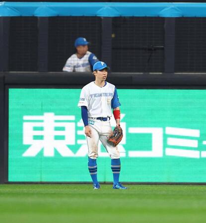 ６回からライトの守備位置につく五十幡（撮影・中島達哉）