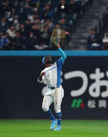 ６回からセンターの守備位置につき、代打・石上の打球を捕球するカストロ（撮影・中島達哉）