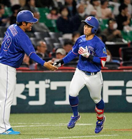 １回、左越えに先制ソロを放ち本塁へ向かう田中