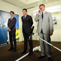 長嶋さん追悼展に登場した原辰徳氏（中央）、斎藤雅樹氏（右）と元木大介氏