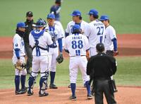 １回、村田に死球を与え満塁のピンチを招いた藤浪（２７）＝撮影・開出牧