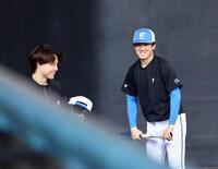 チームに合流して山崎（左）と言葉を交わし、笑顔を見せる北山（撮影・中島達哉）