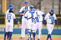 ３回、秋山に四球を与えピンチを招いた藤浪（中央）＝撮影・開出牧