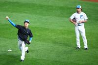 キャッチボールをする北山（右は見守る伊藤）＝撮影・中島達哉