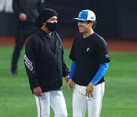 試合前、北山（右）に声を掛ける新庄監督（撮影・中島達哉）