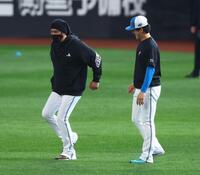 試合前、北山（右）とジェスチャーしながら談笑する新庄監督（撮影・中島達哉）