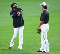 野村（右）にアドバイスをする新庄監督（撮影・中島達哉）