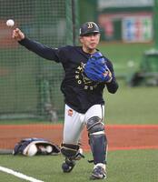 スローイング練習する若月（撮影・飯室逸平）