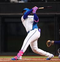 １回、同点ソロを放つレイエス（撮影・中島達哉）