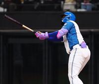 １回、同点ソロを放つレイエス（撮影・中島達哉）