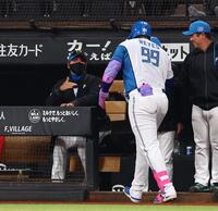 １回、同点ソロを放ったレイエス（９９）を迎える新庄監督（撮影・中島達哉）