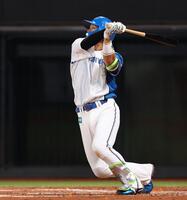 ４回、勝ち越し２ランを放つ郡司（撮影・中島達哉）