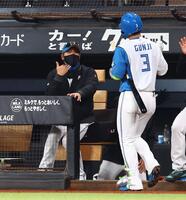 ４回、勝ち越し２ランを放った郡司（３）を迎える新庄監督（撮影・中島達哉）