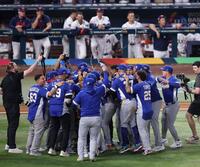 初優勝を決め、喜ぶベネズエラナイン（撮影・伊藤笙子）