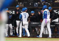 ４回、２ランを放った郡司（３）、レイエス（９９）をお茶たてポーズで迎える日本ハムナイン（撮影・中島達哉）