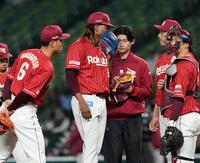 追加点を許した４回、ナインと言葉を交わす先発のウレーニャ（中央）