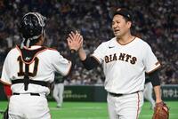 ３回ヤクルト打線を抑えきり甲斐（左）と田中将はハイタッチを交わす（撮影・持木克友）