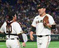 １回を抑え甲斐（左）から声をかけられる田中将（撮影・持木克友）